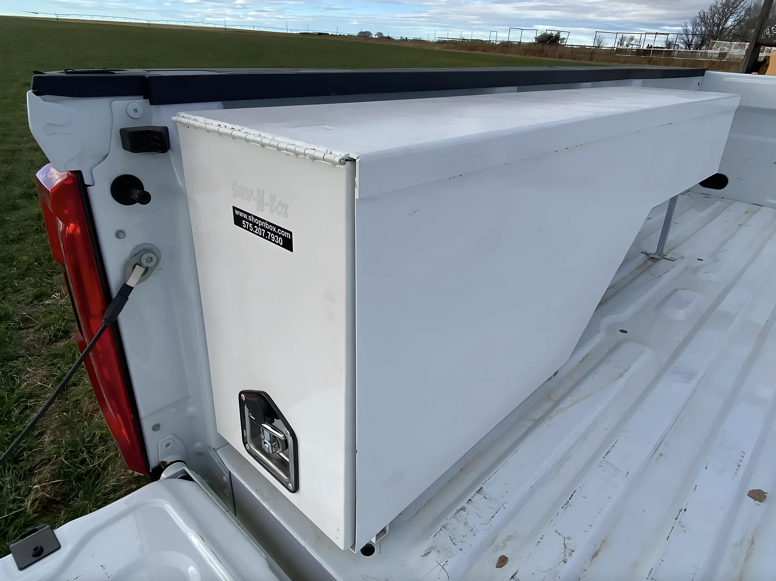 Fleetside box pickup bed mounted rollout toolbox