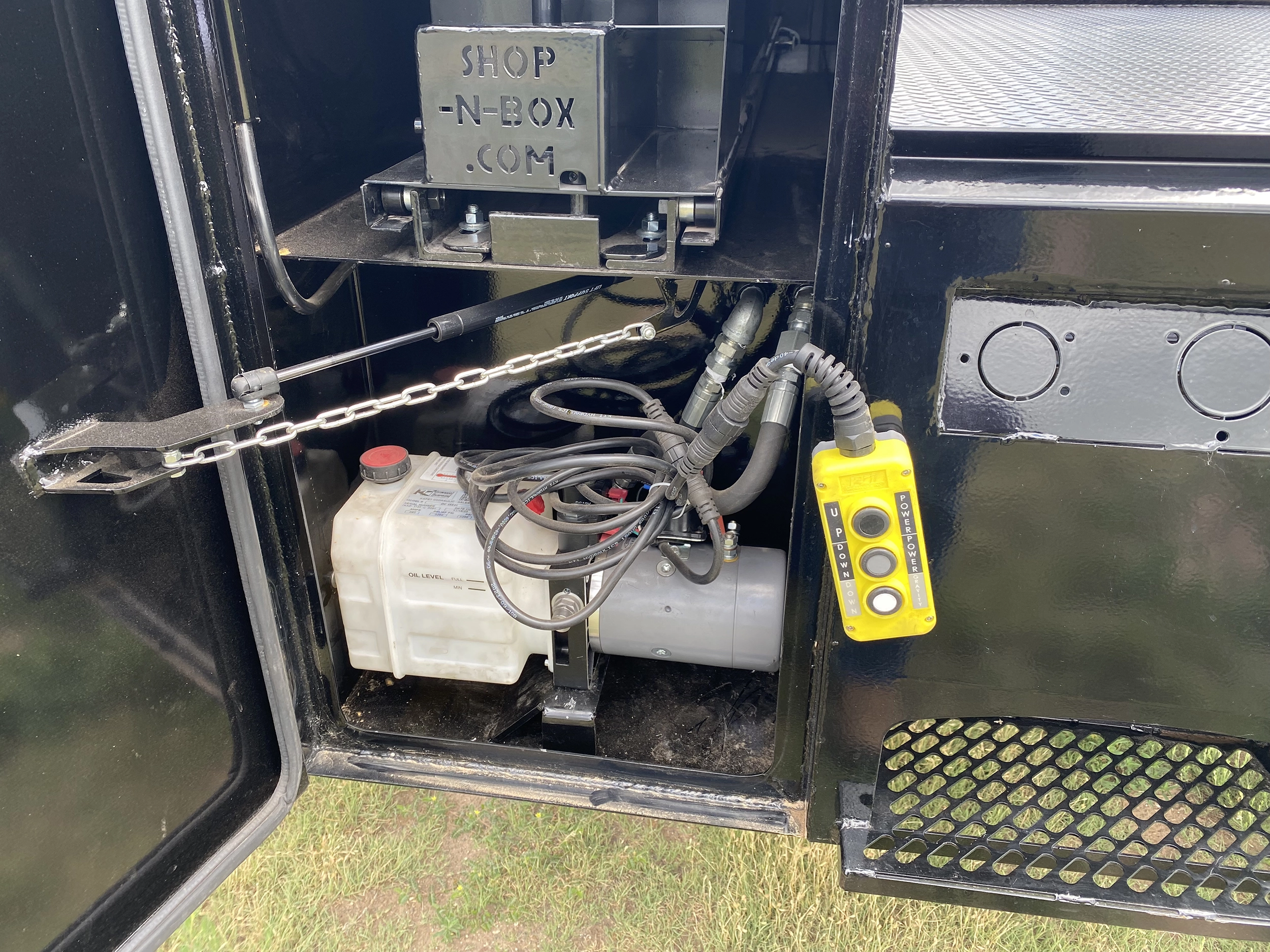Shop-N-Box haystack bed flatbed with hay bale spikes